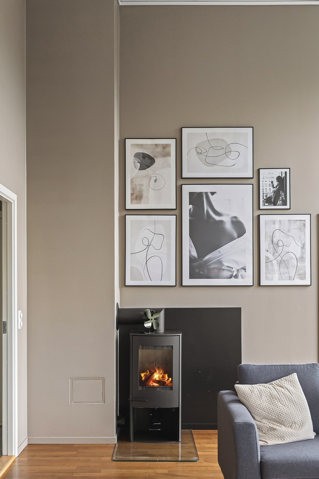 En vedovn i stuen gir både effektiv varme og en hyggelig stemning. Galleribilde
