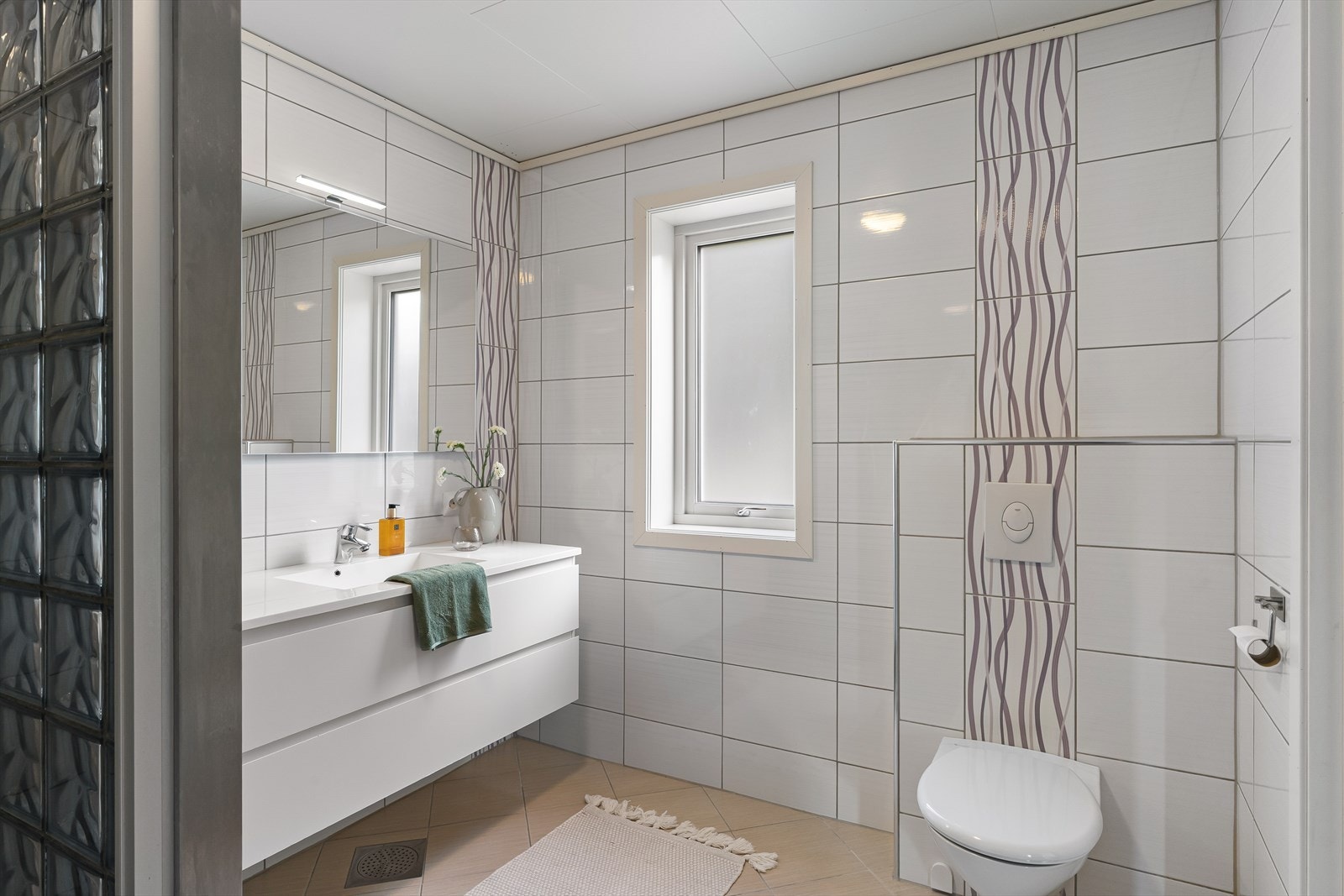Badet har elektrisk gulvvarme og er innredet med en moderne baderomsinnredning med servant. Galleribilde