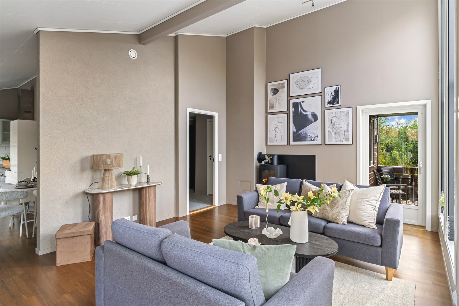 Stuen har god plass til sofagruppe og utgang til balkong. Galleribilde
