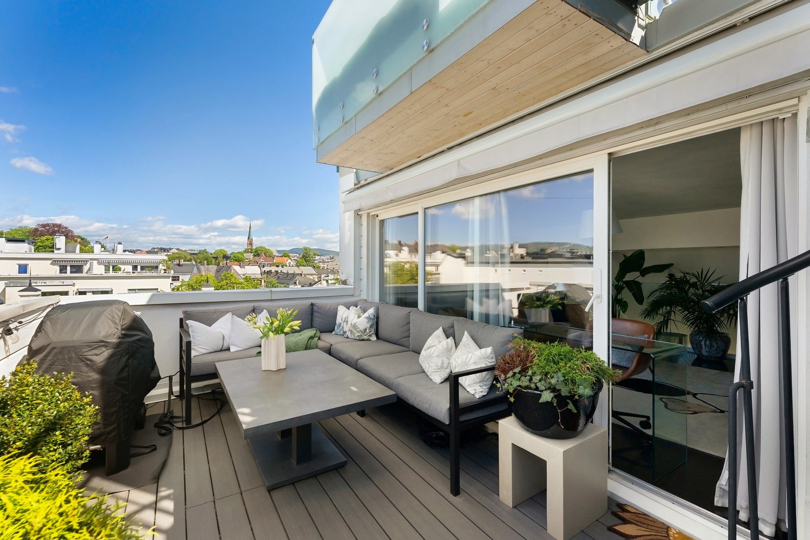 Fantastisk takterrasse ut fra loftstuen, men videre trappeadkomst til neste takterrasse. Galleribilde