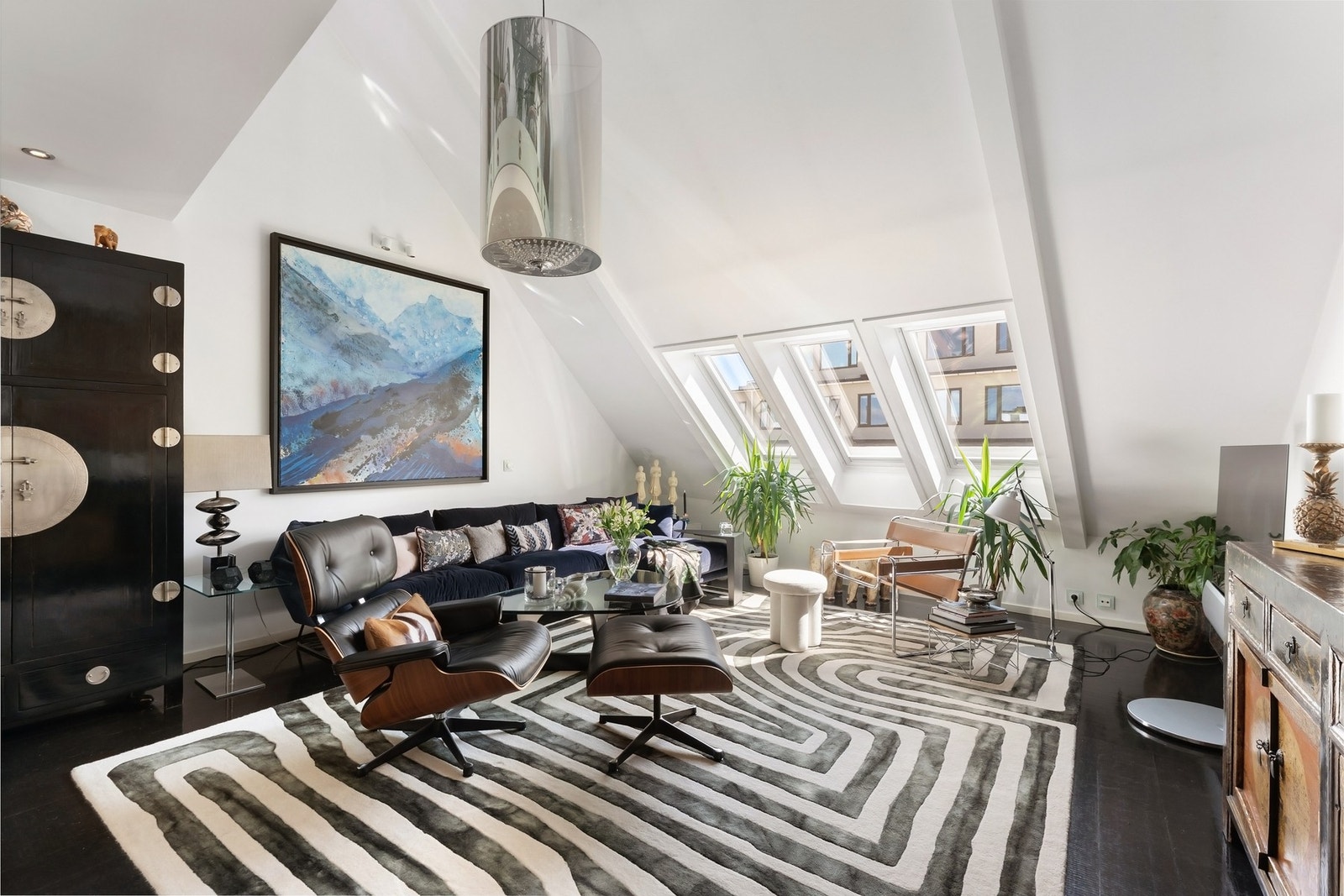 Leiligheten ligger høyt og fritt i byggets 6. og 7. etasje/hems, med flott lysinnslipp og luftige omgivelser. Galleribilde