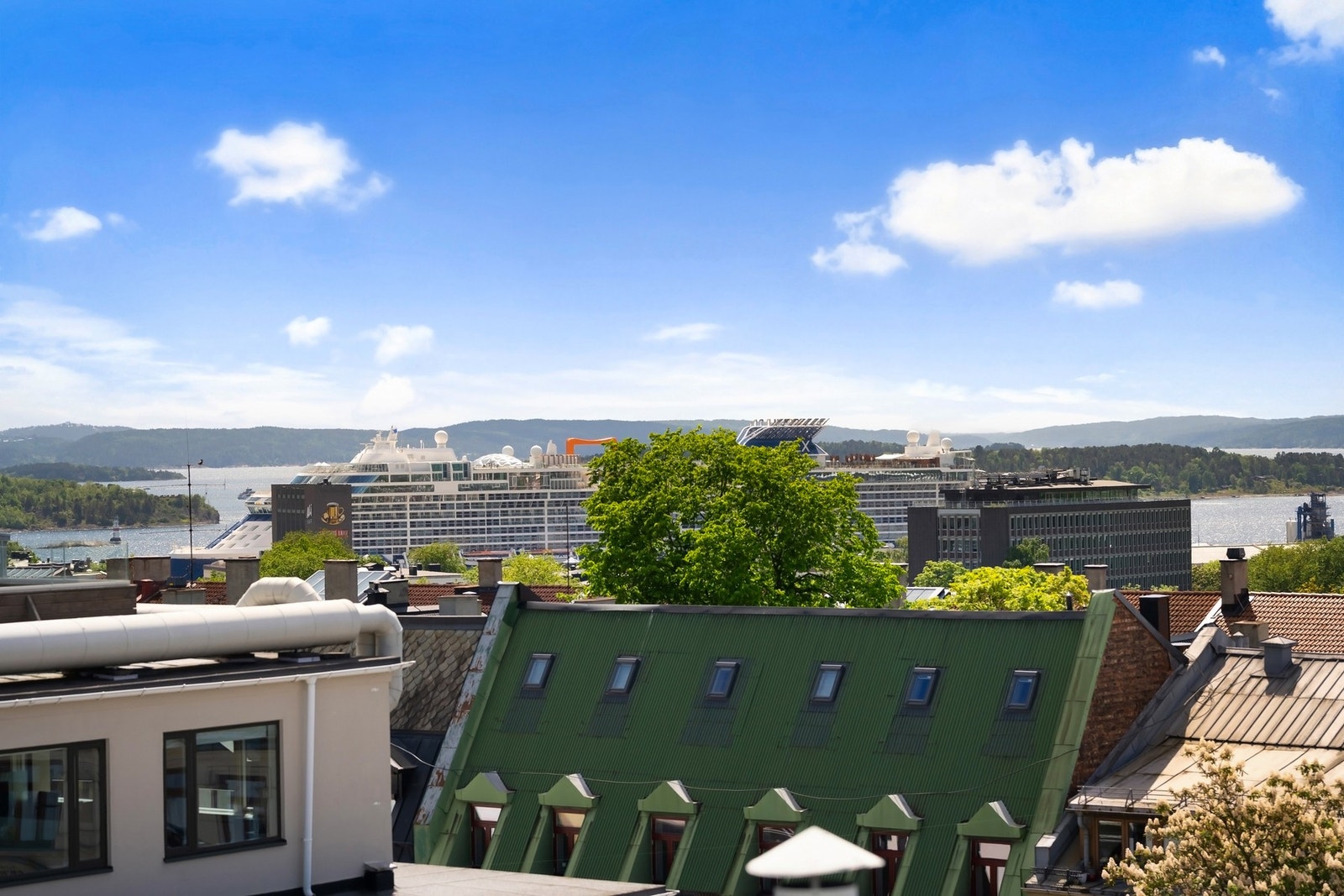 Høyt og tilbaketrukket beliggende uteplasser med gode solforhold og luftig utsyn mot nærområdet. Galleribilde