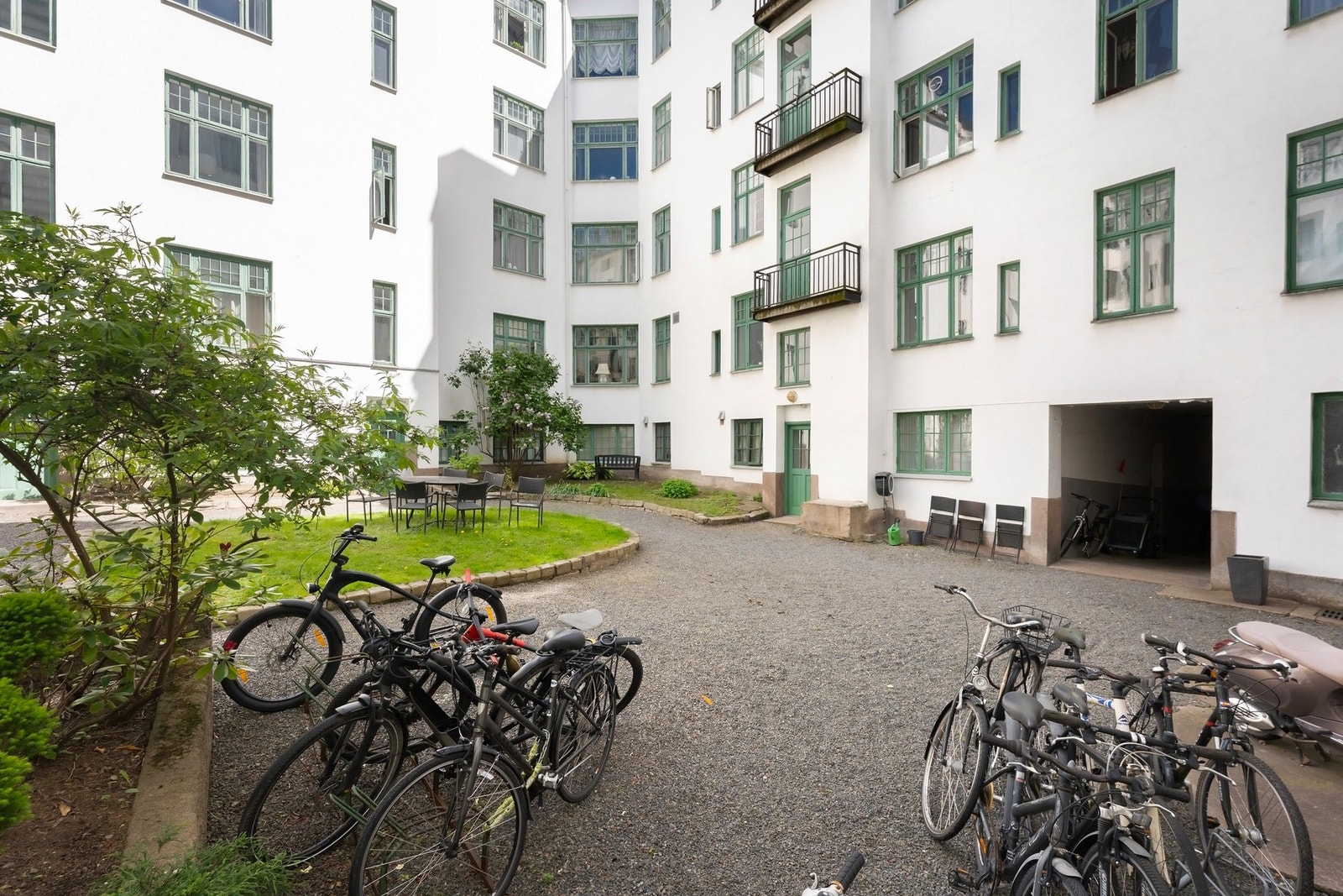 Pent opparbeidet bakgård. Galleribilde