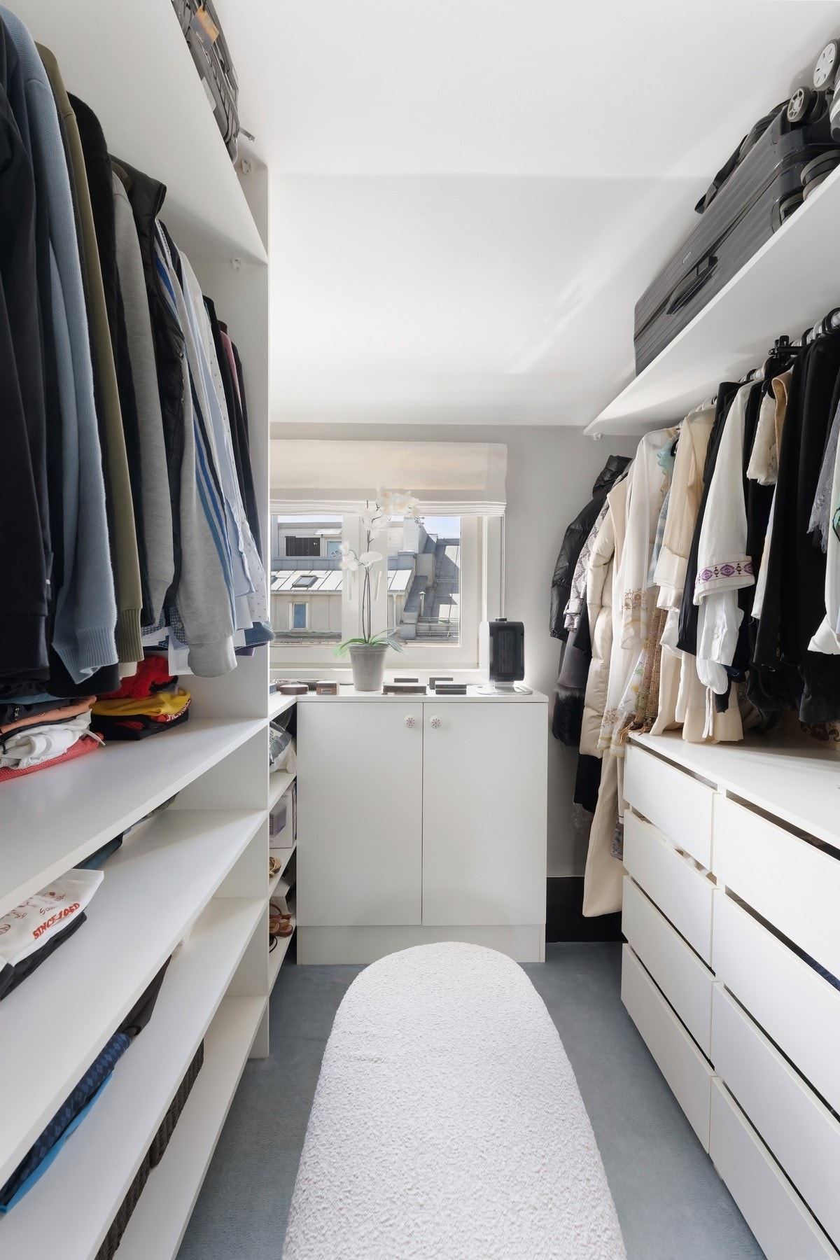 Walk-in-closet tilknyttet hovedsoverommet. Galleribilde