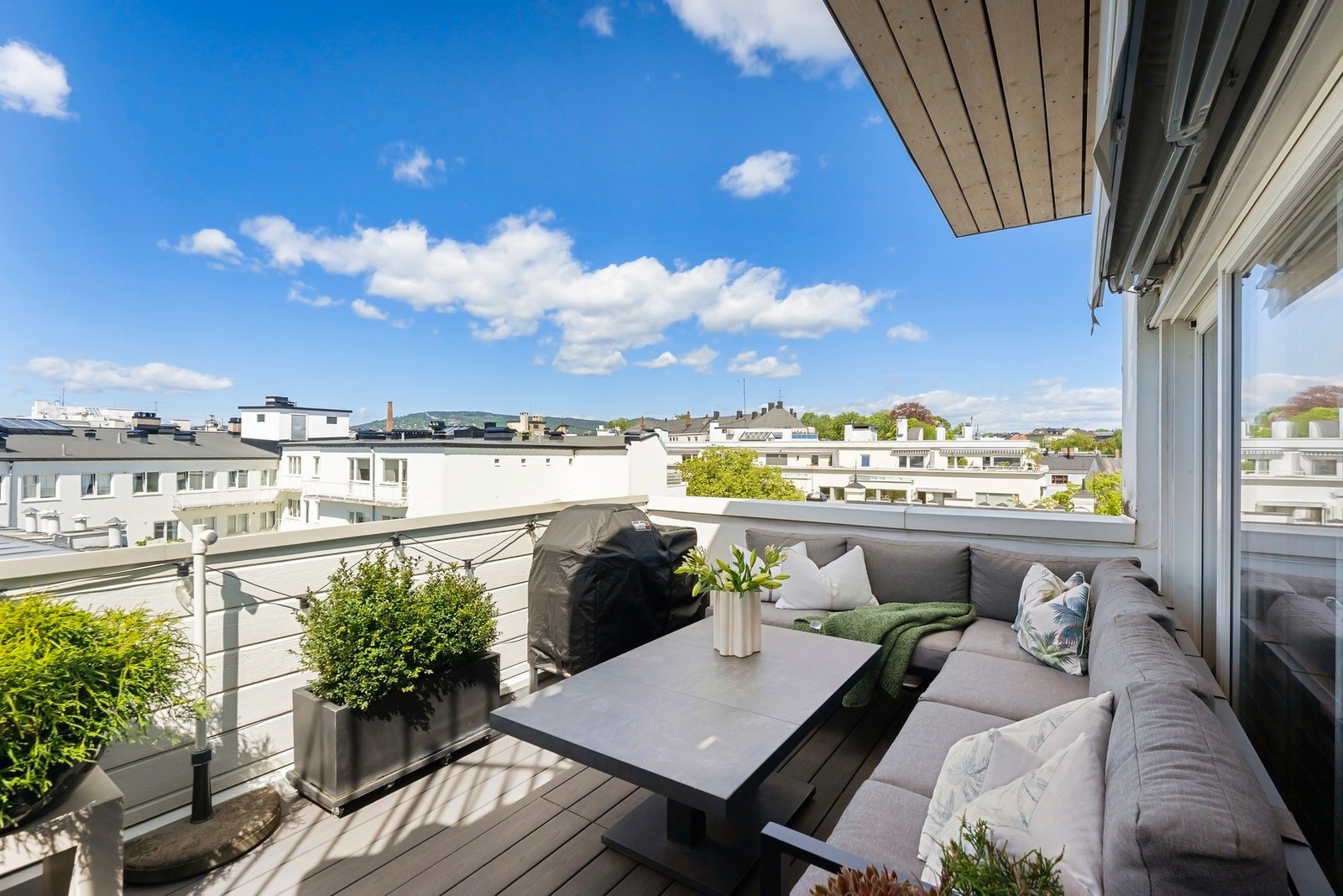 En særegen topp-/loftsleilighet over to plan med en attraktiv og tilbaketrukket beliggenhet på Frogner. Galleribilde