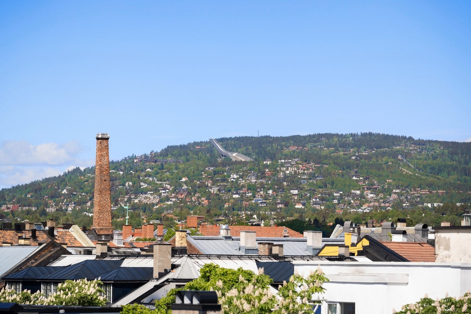 Utsikten fra takterrassen mot Holmenkollen. Galleribilde