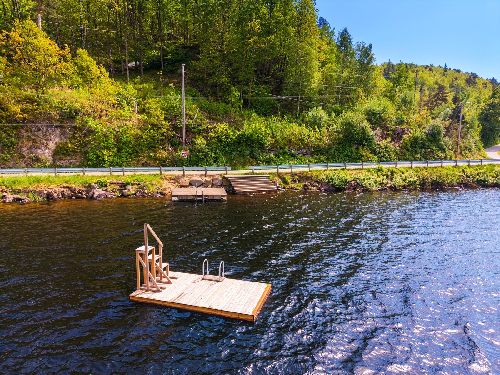 Badeplass med badebrygge like ved Galleribilde