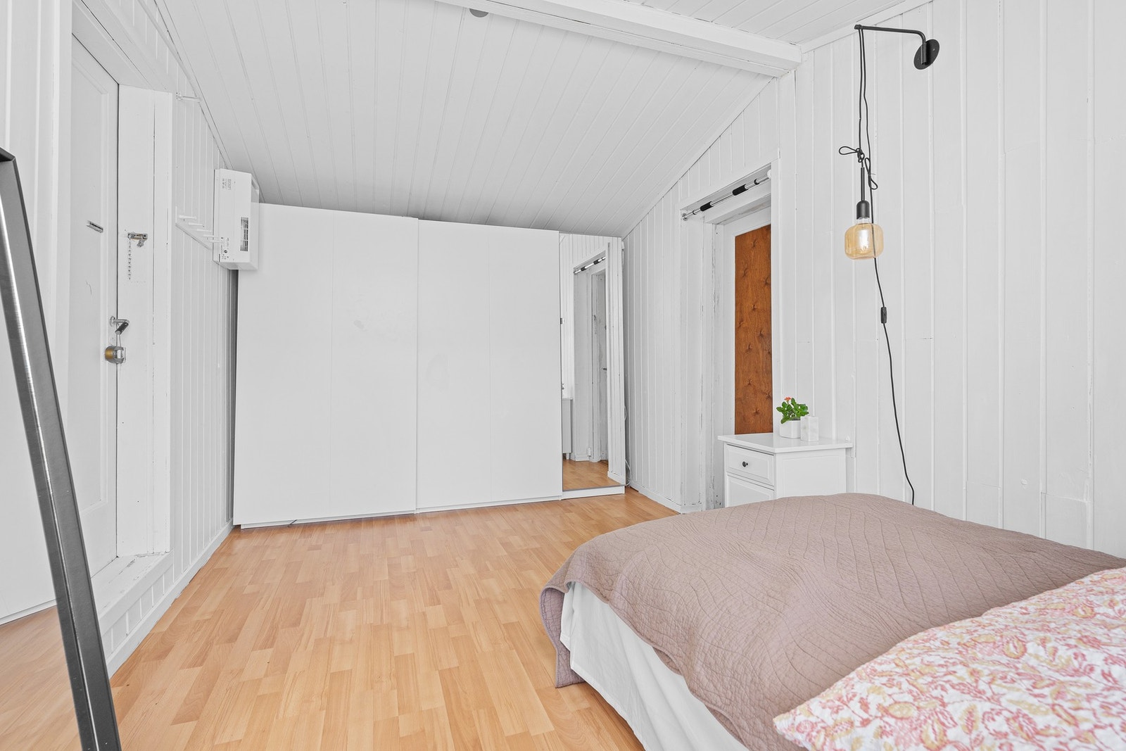 Soverom 2 med garderobeskap og utgang til lufteveranda Galleribilde