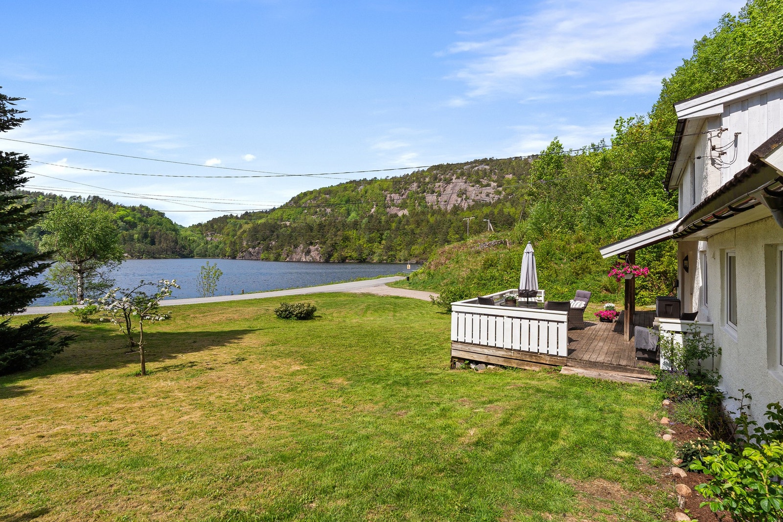 Fin uteplass med hage og platting Galleribilde