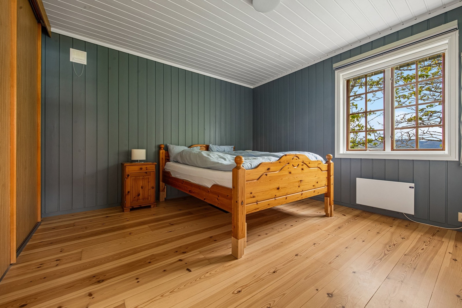 Huset har totalt to soverom. Dette er soverom 1 Galleribilde
