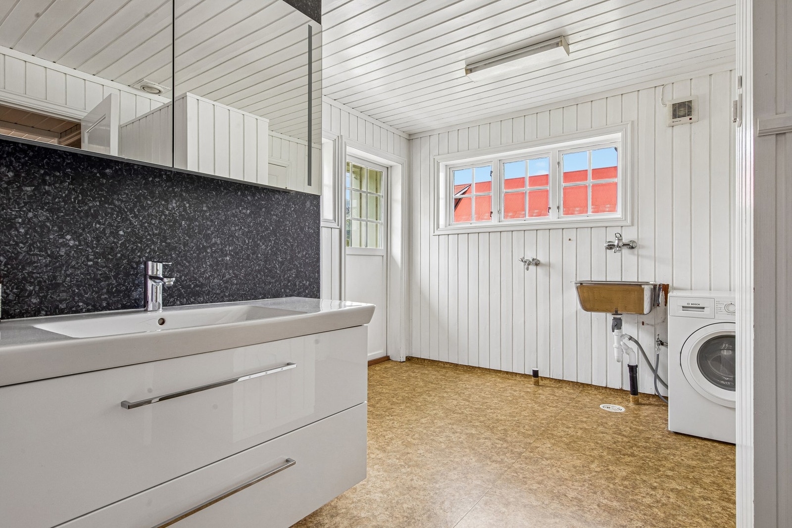 Kombinert bad og vaskerom med egen utgang til veranda Galleribilde
