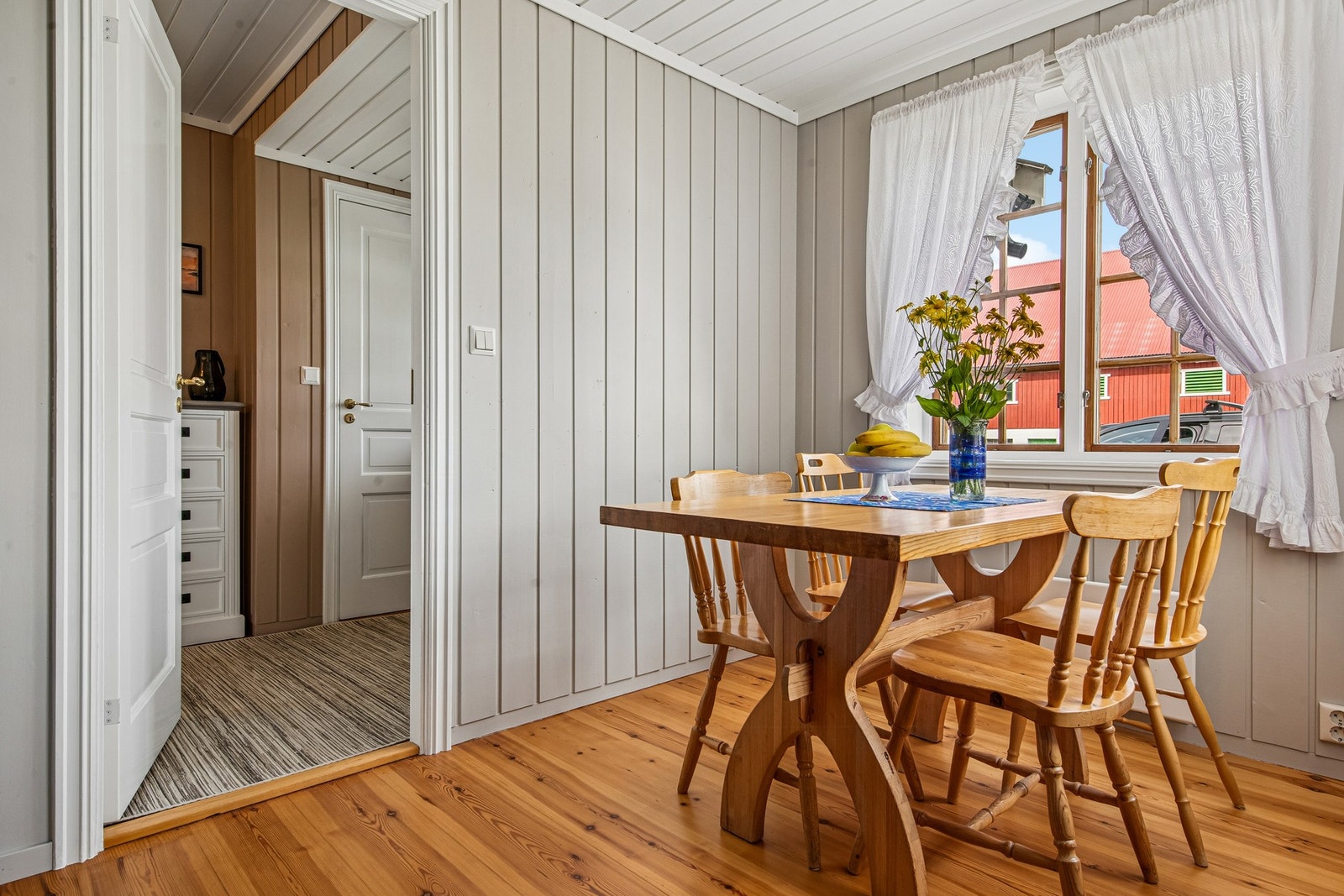 Det er også plass til et spisebord på kjøkkenet med hyggelig utsyn over gårdsplassen Galleribilde