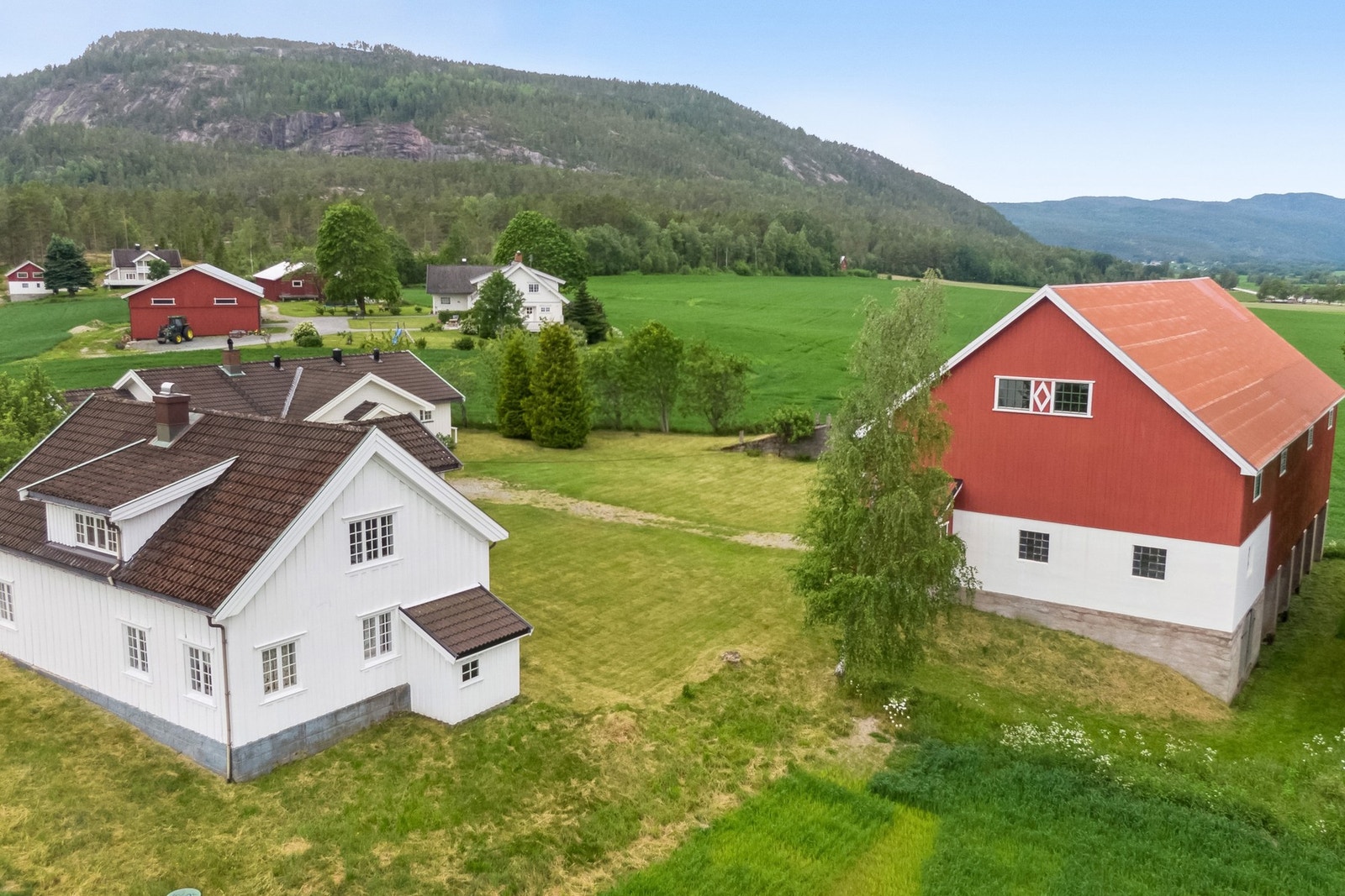 Eiendommen består av et usjenert og solrikt tun, ca. 34,7 dekar dyrka mark og 44,5 dekar produktiv skog Galleribilde