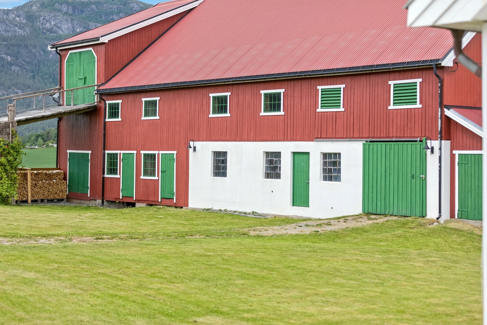 Låven er på 360 kvm BTA, bygget i 1934 og består av en låvebru, og diverse rom i 1. etasje som bla. garasje Galleribilde