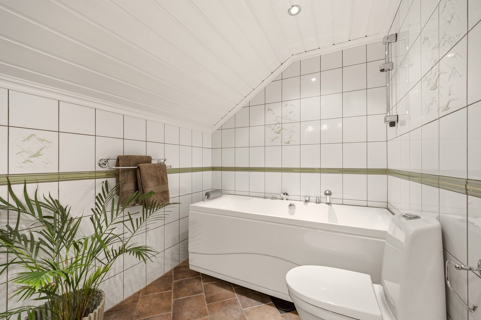 Dette er en praktisk og familievennlig etasje der alle soverommene er samlet sammen med hovedbadet. Galleribilde