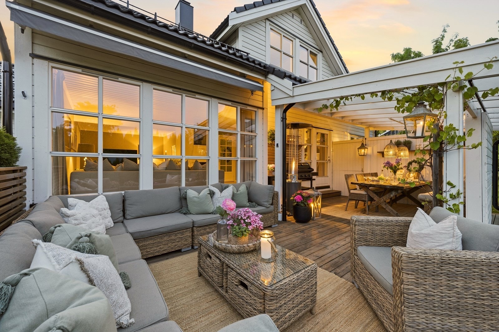Terrassen er delvis overbygd med pergola/utestue, som gjør det mulig å bruke uteplassen store deler av sesongen. Galleribilde