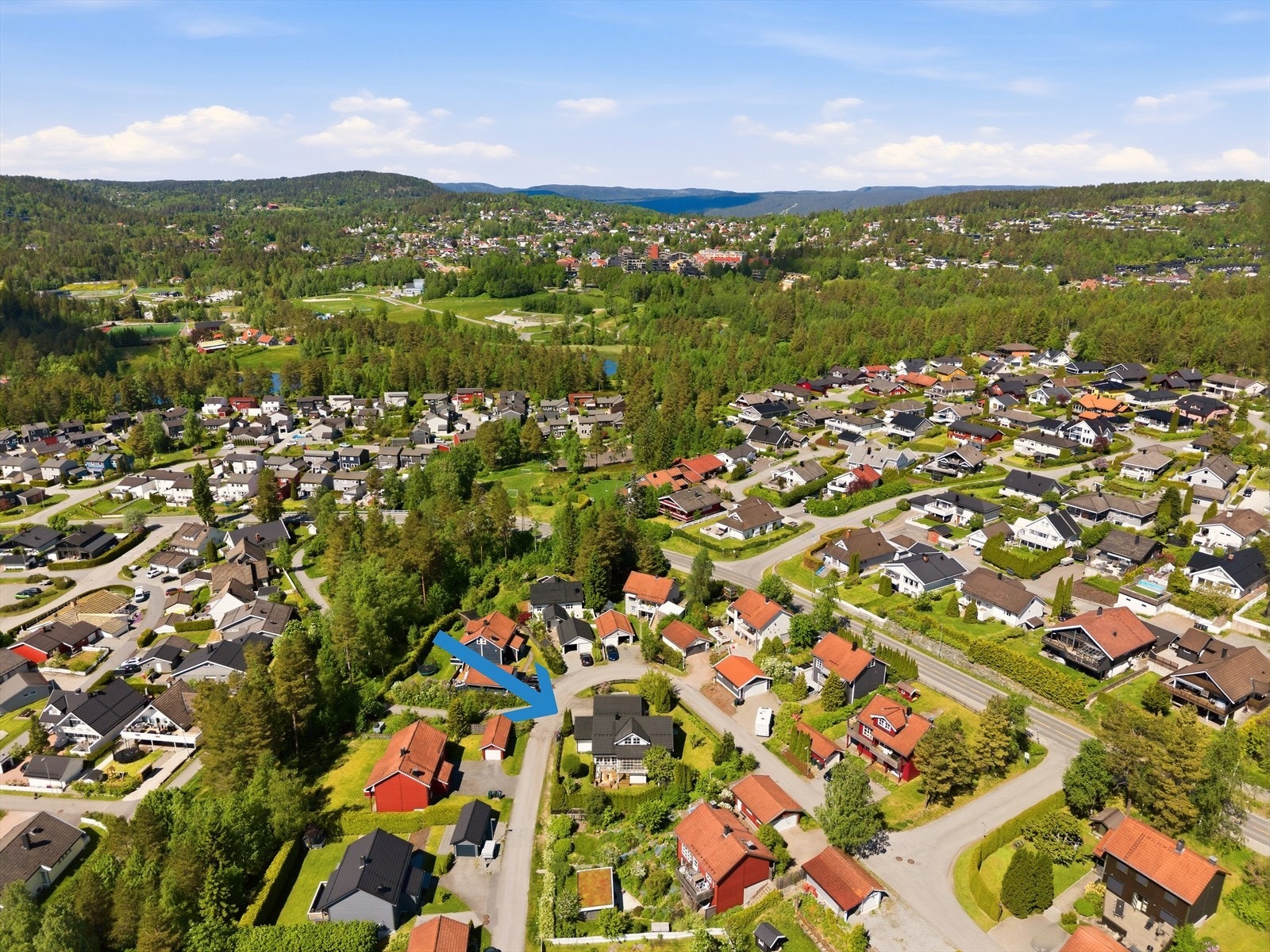 Et barnevennlig og hyggelig nabolag som passer ypperlig for familier med barn og aktive mennesker som ønsker nærhet til marka, samtidig som nærhet til sentrumsfasiliteter. Galleribilde