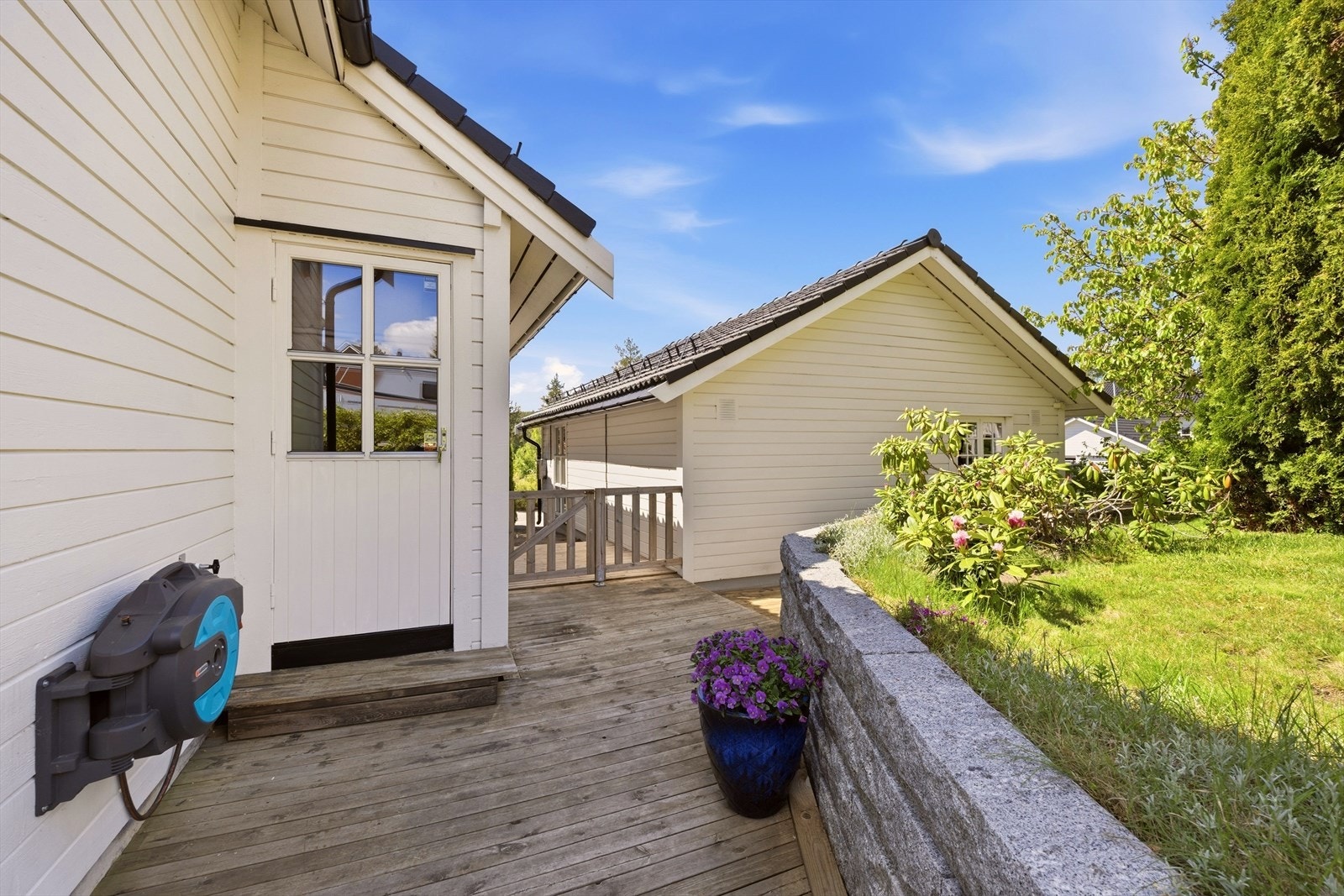 Utgang fra vaskerommet. Terrasse mellom garasjen og huset. Galleribilde