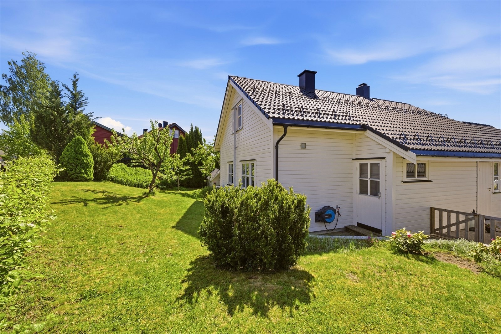 Hage rundt hele huset med pen beplantning og god plass til lek og rekreasjon. Galleribilde