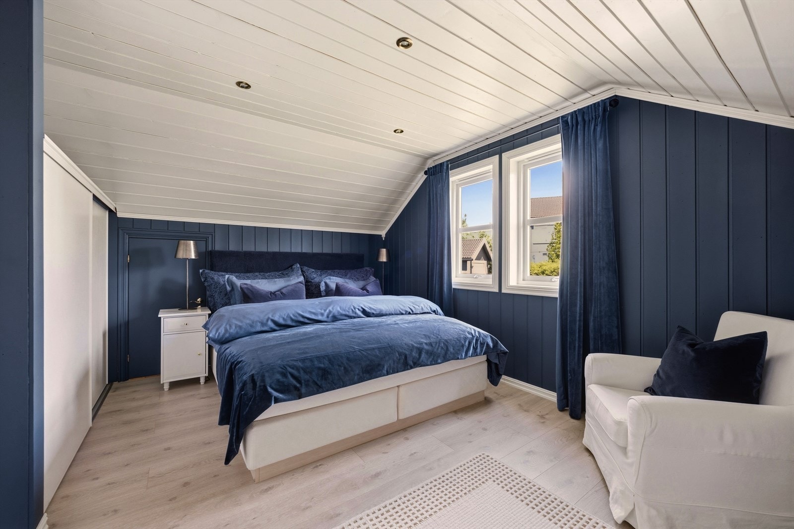 Hovedsoverom med integrert garderobe, malte overflater og downlights i taket. Galleribilde