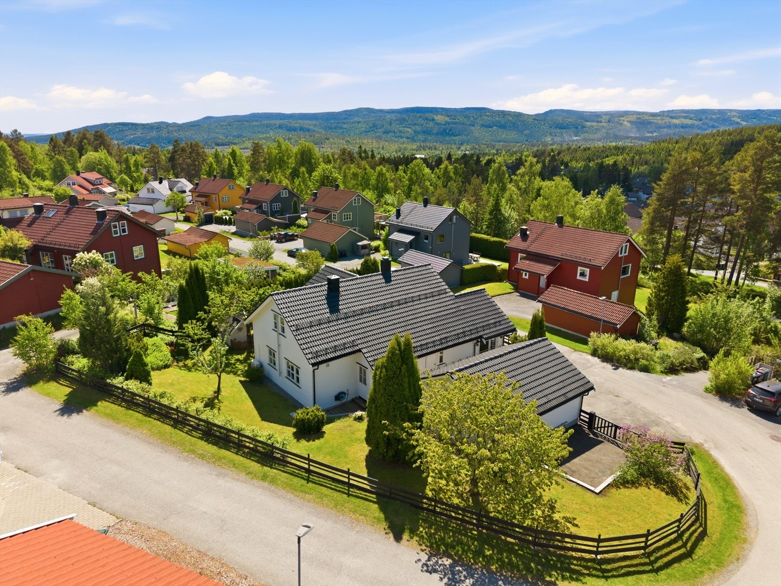 Eiendommen har et flott og skjermet uteområde på en attraktiv hjørnetomt, med hage rundt hele huset. Galleribilde