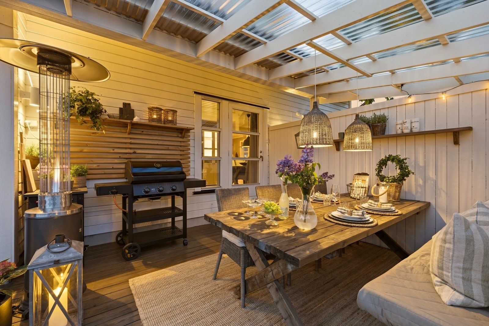 Her er det god plass til spisebord og sittegruppe, og er et flott sted å invitere inn til hyggelige middager med familie og venner. Galleribilde
