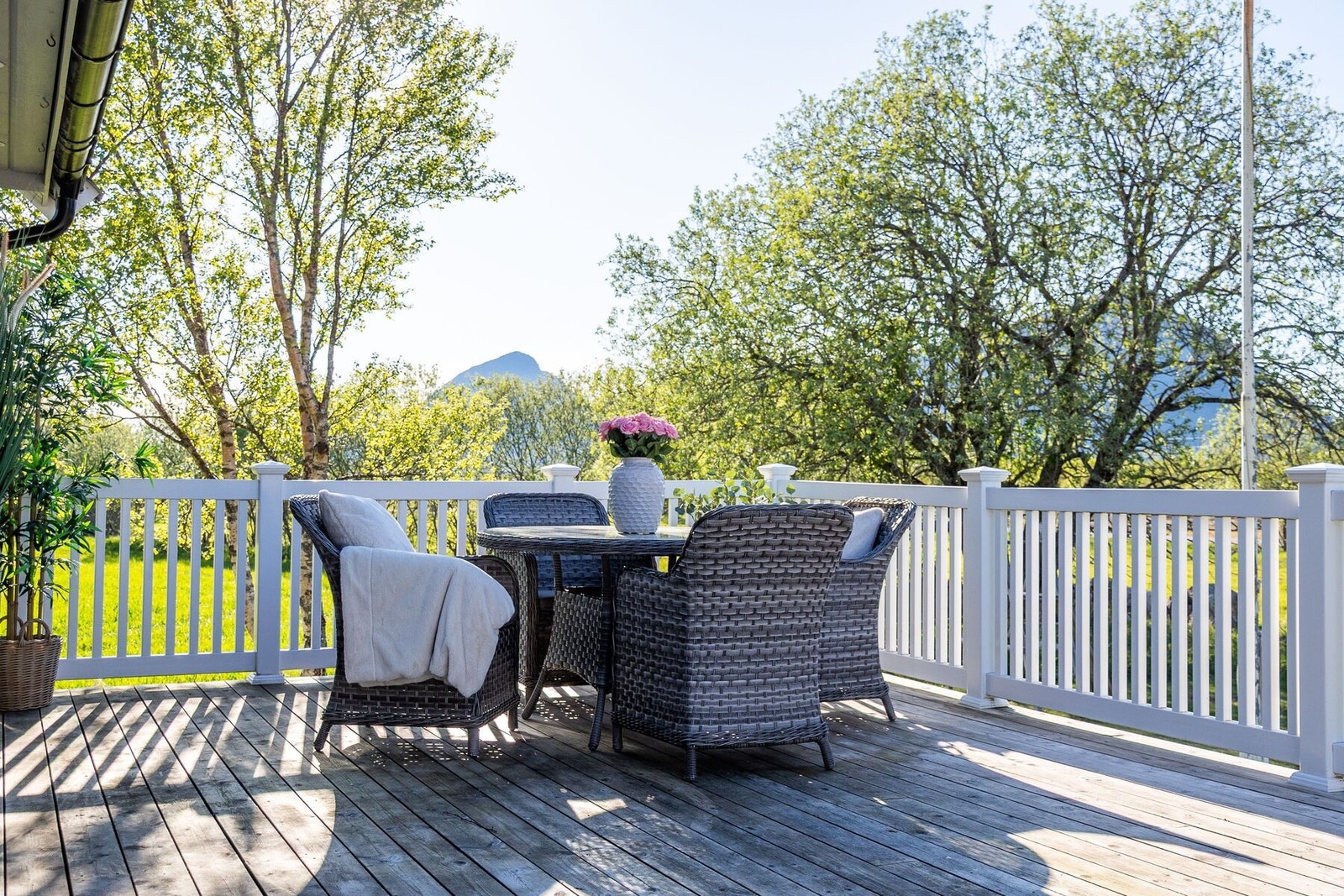 Det er direkte utgang til stor terrasse med nedgang til hagen. Galleribilde