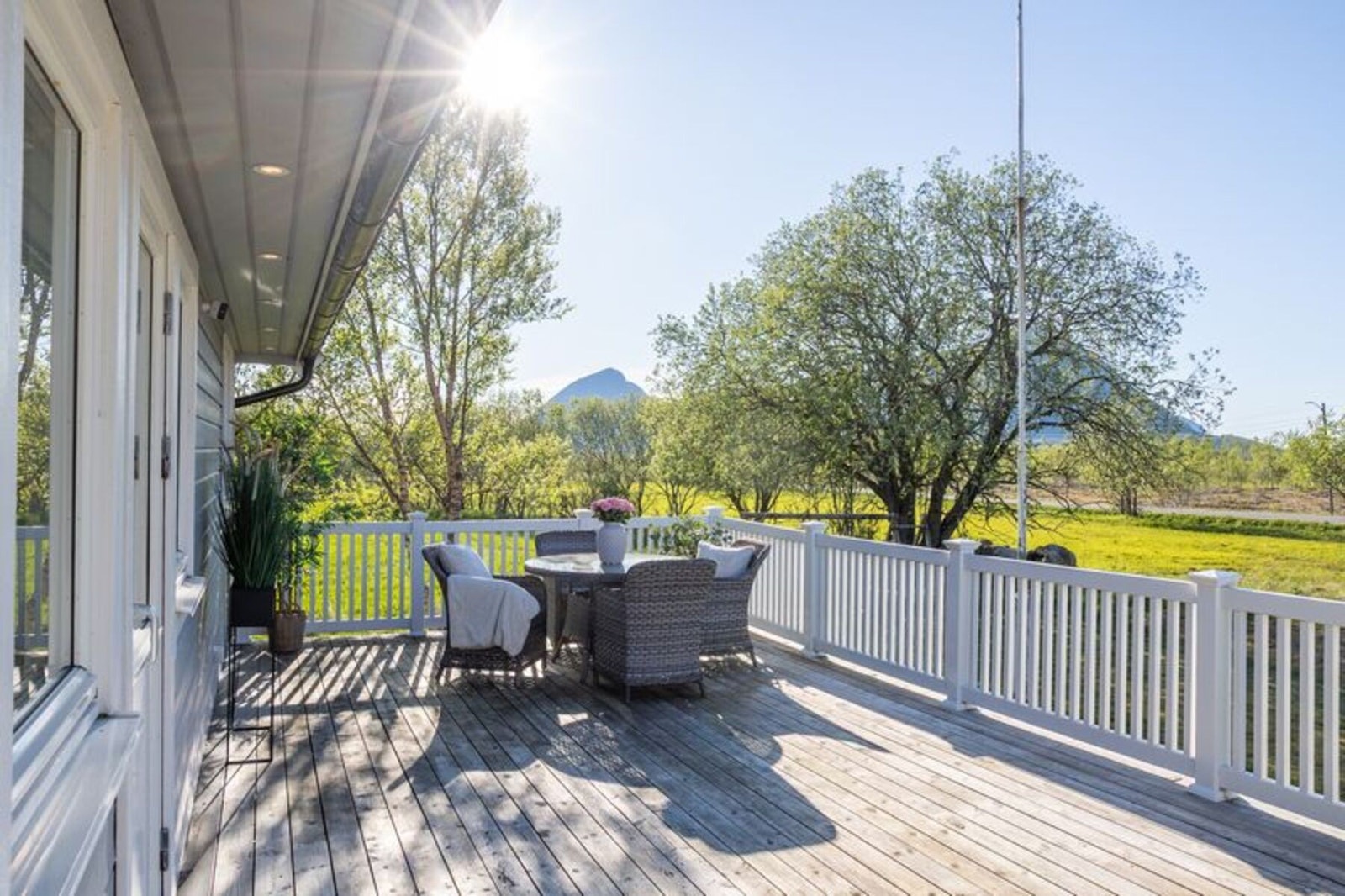 Det er direkte utgang til stor terrasse med nedgang til hagen. Galleribilde