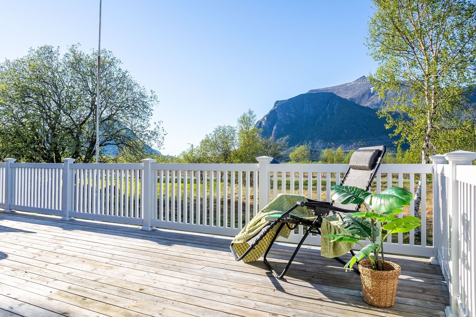 Det er direkte utgang til stor terrasse med nedgang til hagen. Galleribilde