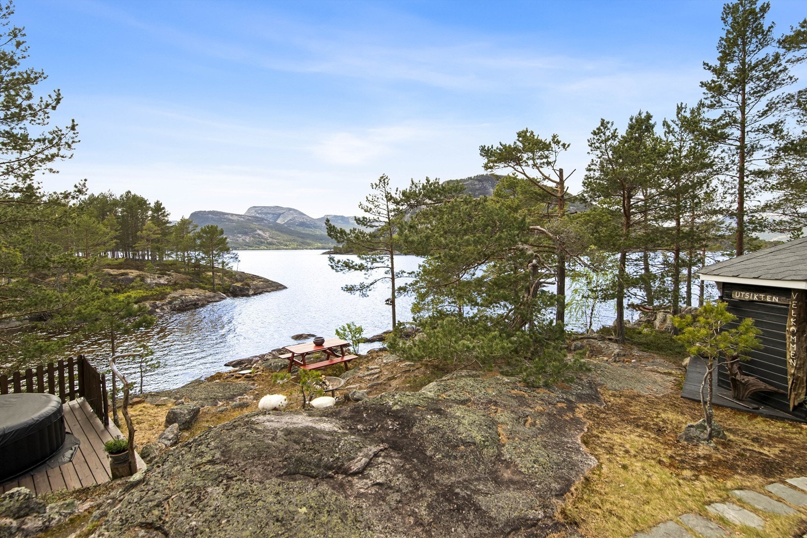 Eiendommen har flere fine uteplasser på den kuperte naturtomten. Galleribilde