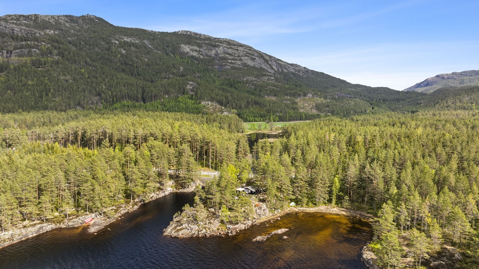 Omgitt av skog og vann, med kort vei til Vrådal sentrum. Galleribilde