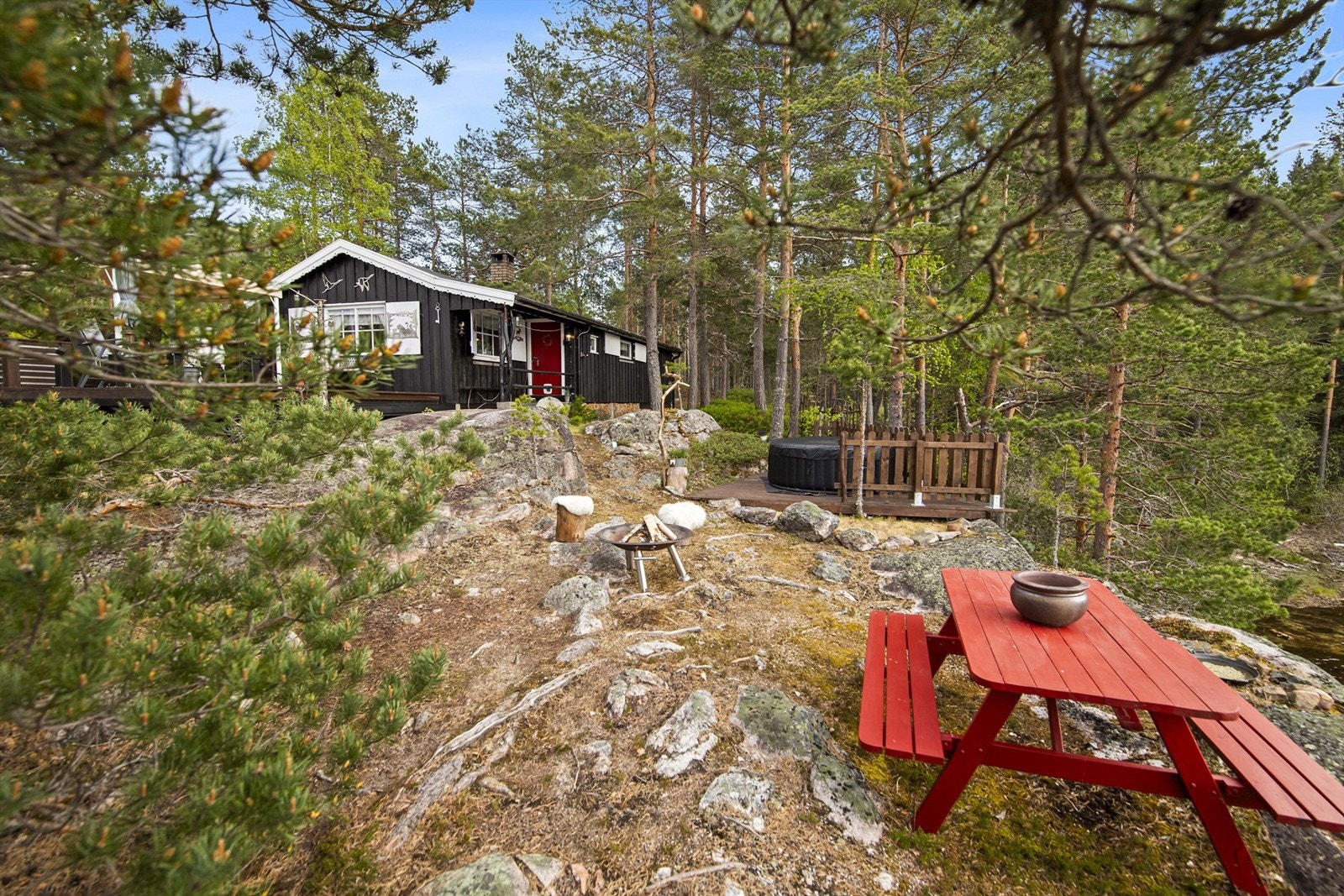 Flere steder på tomten er det tilrettelagt for bålplass og sittegrupper. Galleribilde