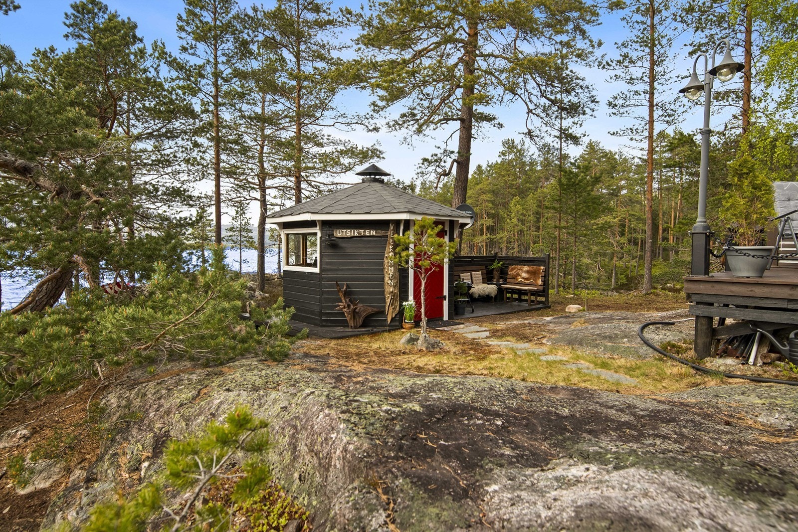 Grillbua er plassert med nærhet til både hytta og vannkanten. Galleribilde