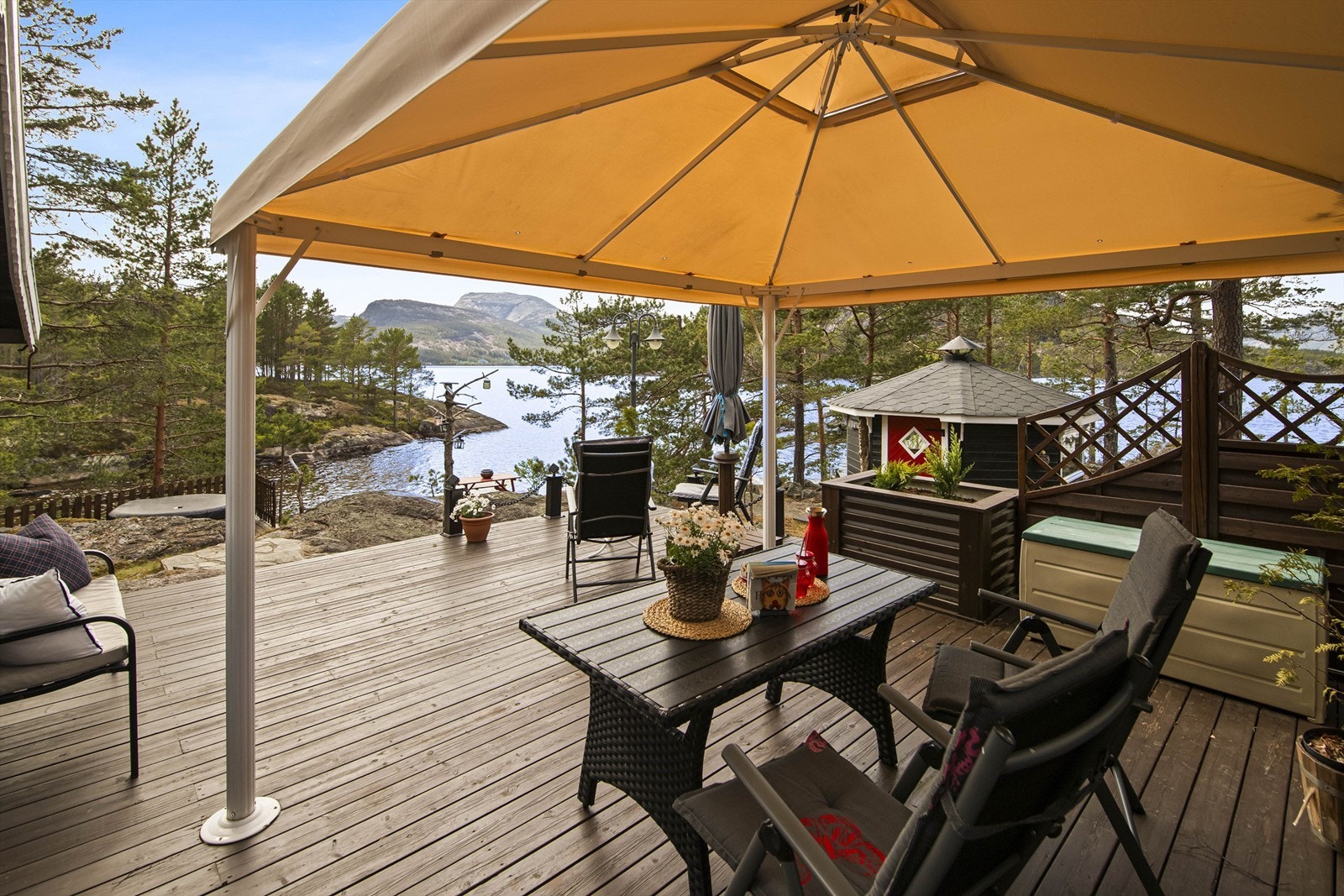 Den romslige terrassen på ca. 30 m² har god plass til flere sittegrupper. Galleribilde