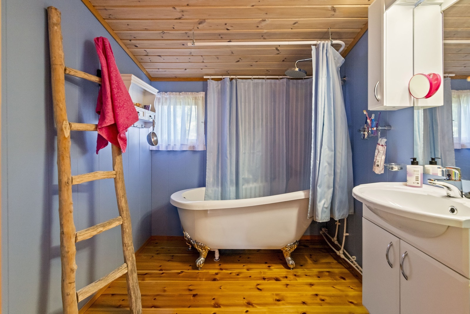 Badet ble etablert i tilbygget fra 2000 og har heltre gulvbord og malte trefiberplater på veggene. Galleribilde