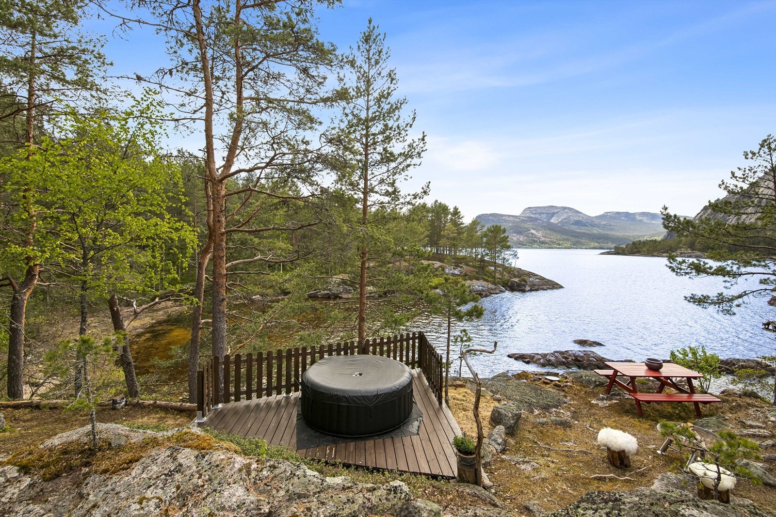 En platting med plass til stamp/boblebad er etablert på svaberget. Galleribilde