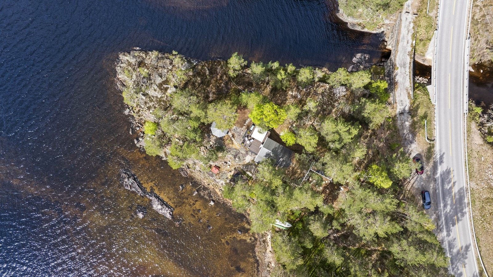 Eiendommen ligger på en egen odde, med enkel adkomst fra Kviteseidvegen.
Foto: Fotograf Magik Galleribilde