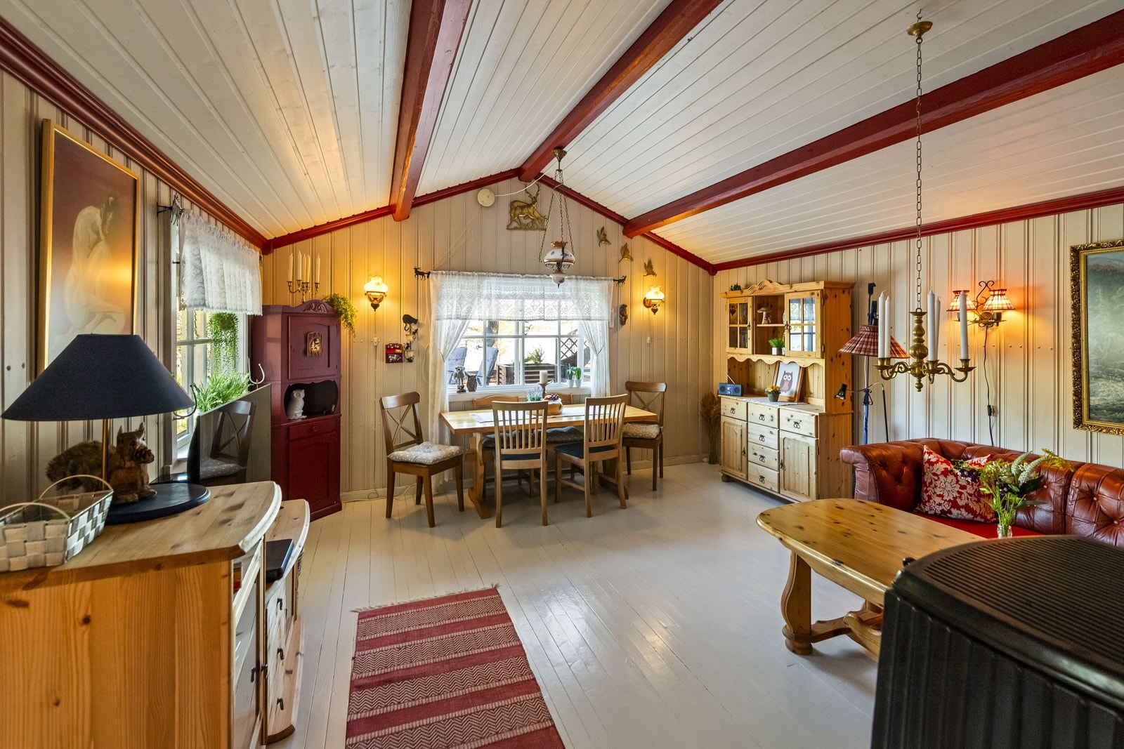Stuen er romslig og gir fleksibilitet for møblering -her er god plass til både spisebord og sofagruppe. Skråtaket gir en takhøyde på opptil 2,82 meter. Galleribilde