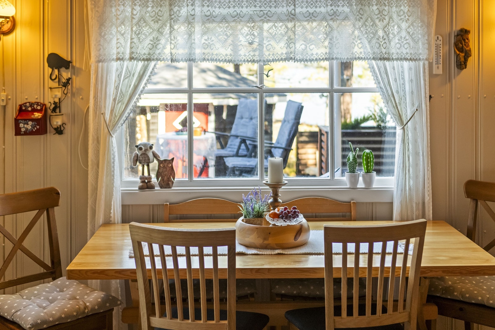 Fra spiseplassen er det utsyn mot terrassen og uteområdet. Galleribilde