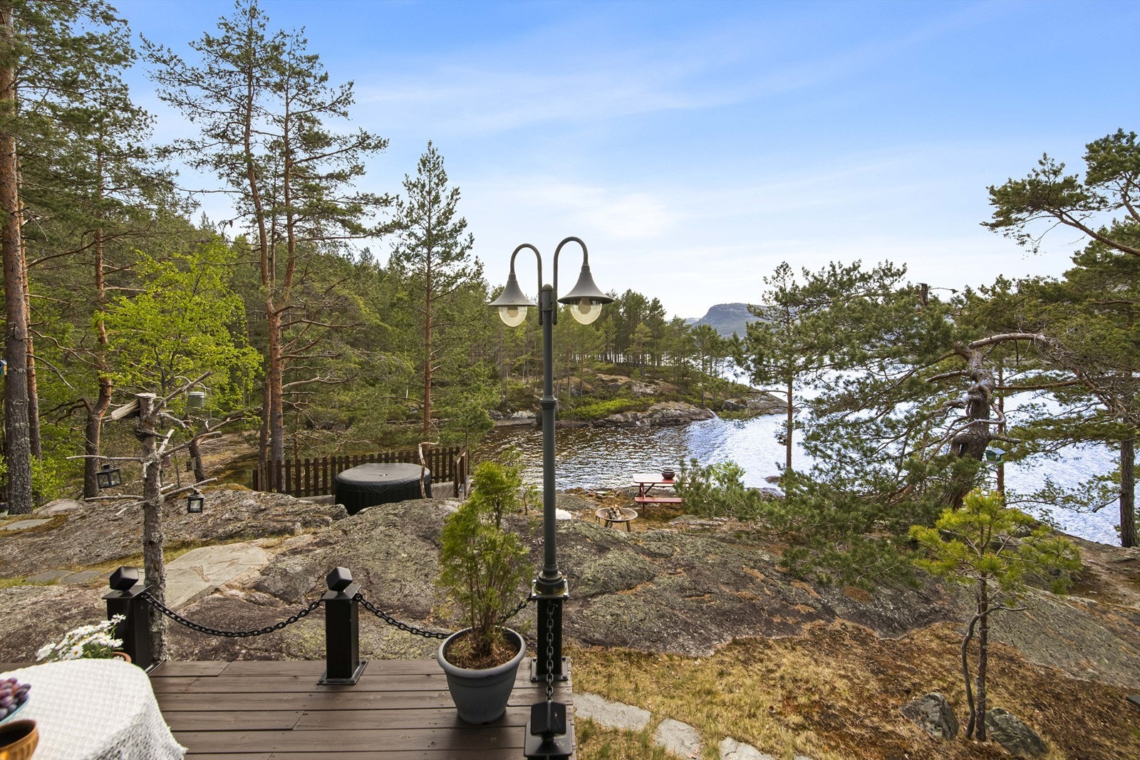 Utsikt fra terrassen mot vannet og de omkringliggende fjellene. Galleribilde
