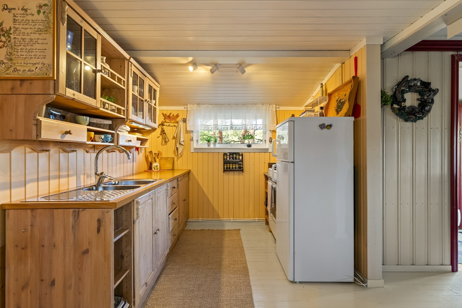 Kjøkkeninnredning fra 2000 med profilerte fronter og benkeplate i laminat. Galleribilde