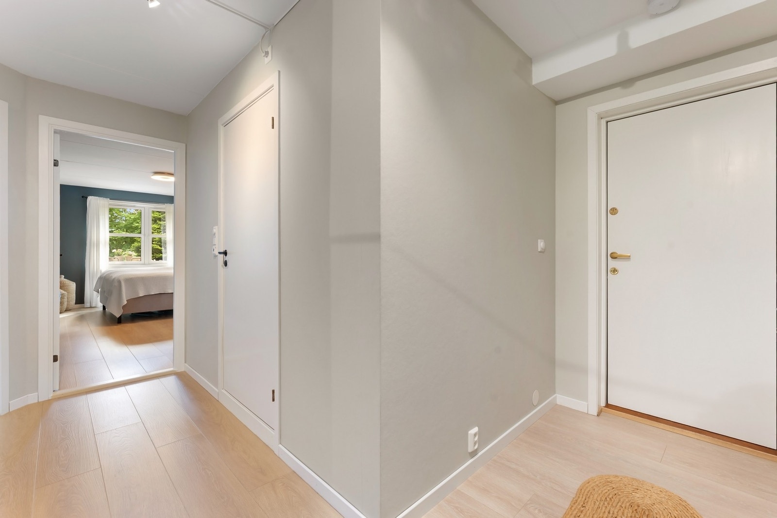 Innbydende entré med god plass til yttertøy og sko. Galleribilde