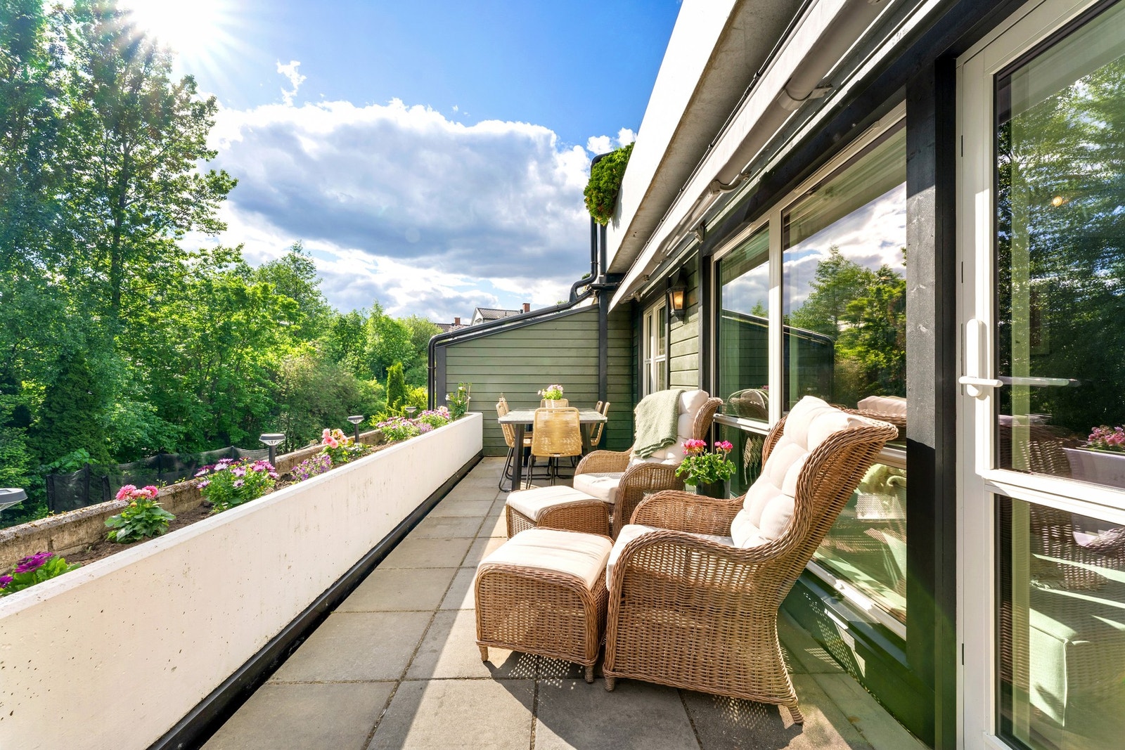 Svært gode solforhold, med sol fra tidlig morgen til ca. kl. 20 på sommerstid. Galleribilde