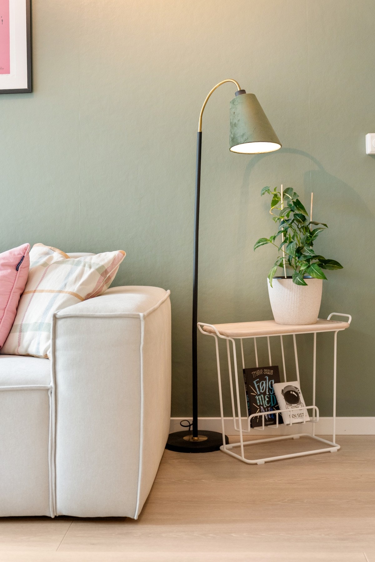 Luftig oppholdsrom med god plass til både sofagruppe og spisebord. Galleribilde