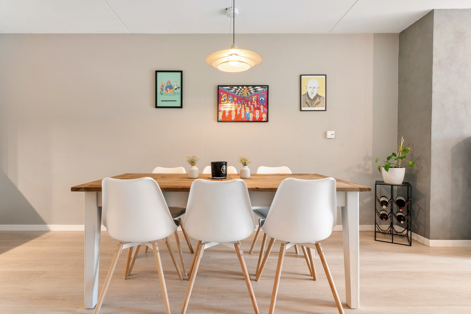 God plass til stort spisebord - perfekt for sosiale sammenkomster. Galleribilde