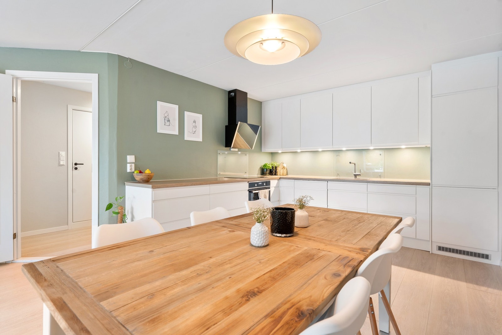 Stilrent og moderne kjøkken i åpen og sosial løsning mot stuen. Galleribilde