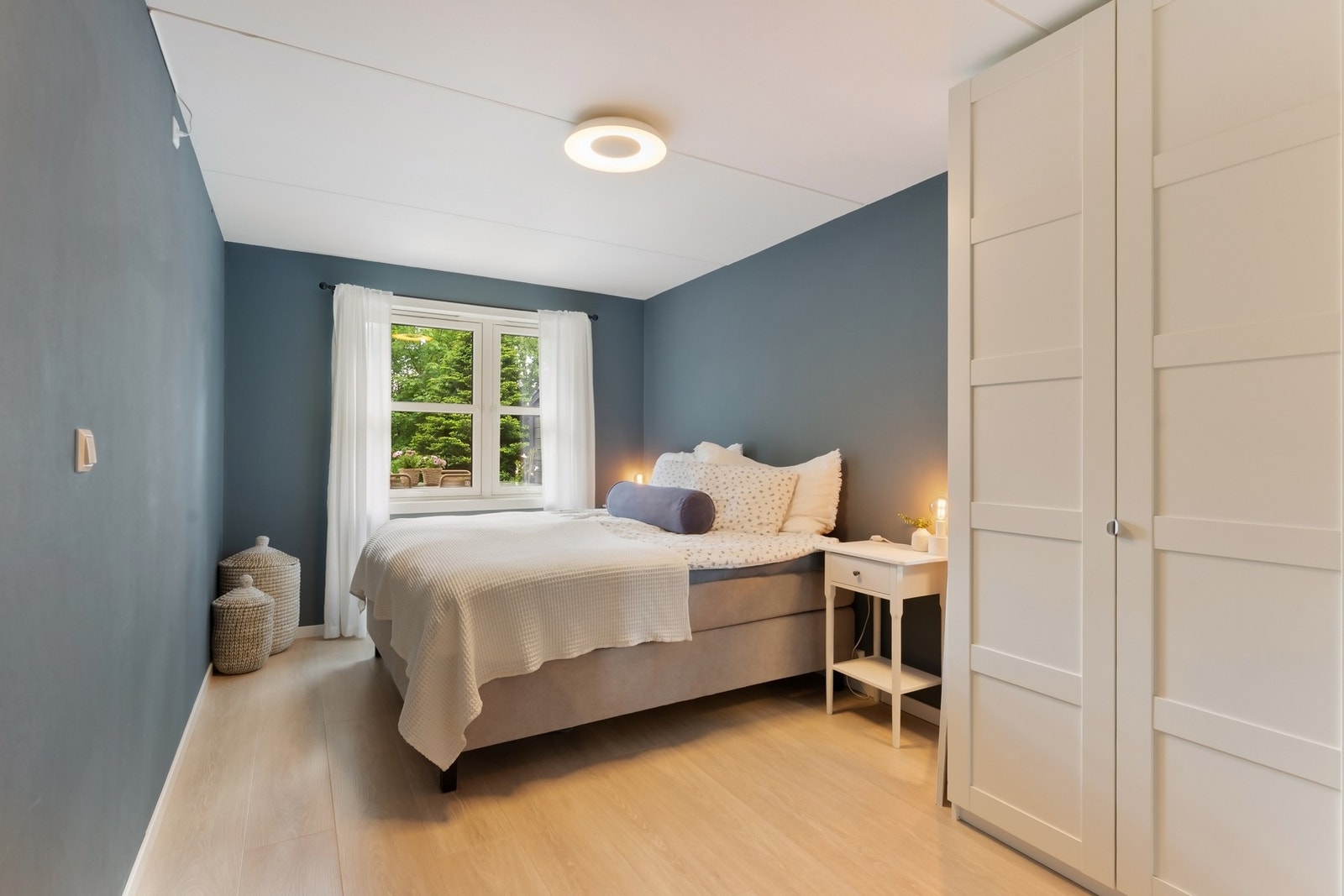 Romslig soverom med god plass til dobbeltseng, nattbord og garderobe. Galleribilde