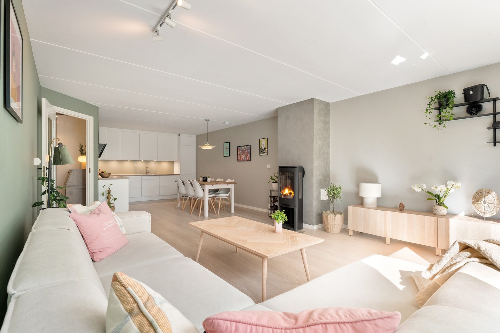 Slette overflater i delikate fargetoner og pent gulv lagt i 2020. Galleribilde