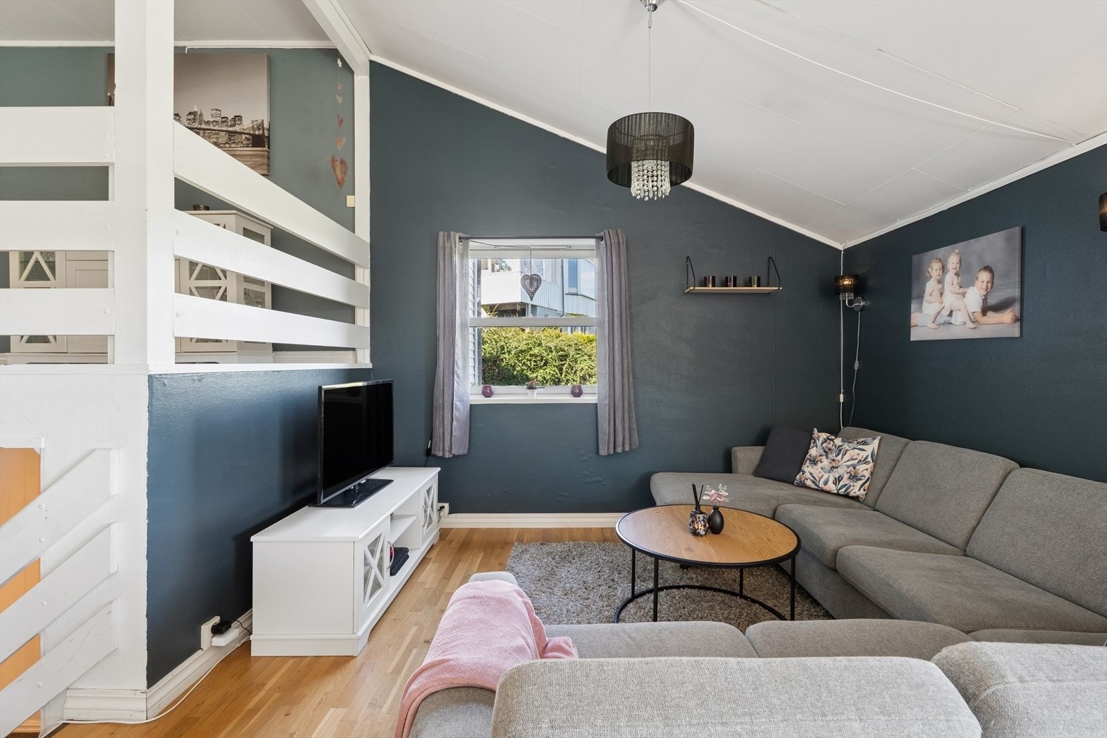 Her får du en stue med god plass til både sofakrok og spisebord, perfekt for både hverdagsliv og sosiale sammenkomster. Galleribilde