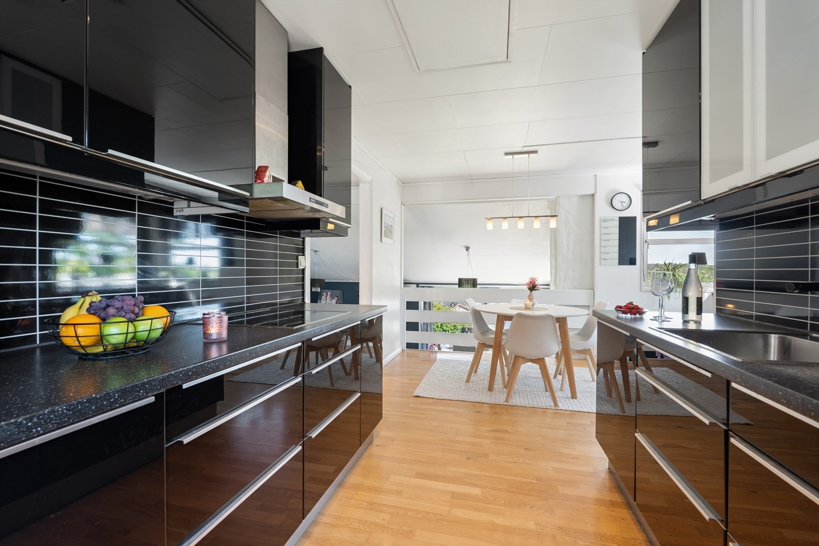 Alt på plass for matlaging og samvær. Galleribilde